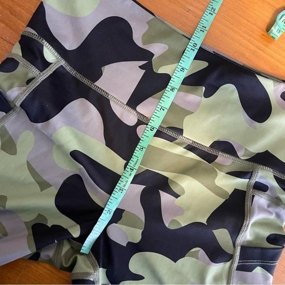 ZYIA Light N Tight Camo Legging Womens 6-8 Medium - Picture 6 of 8